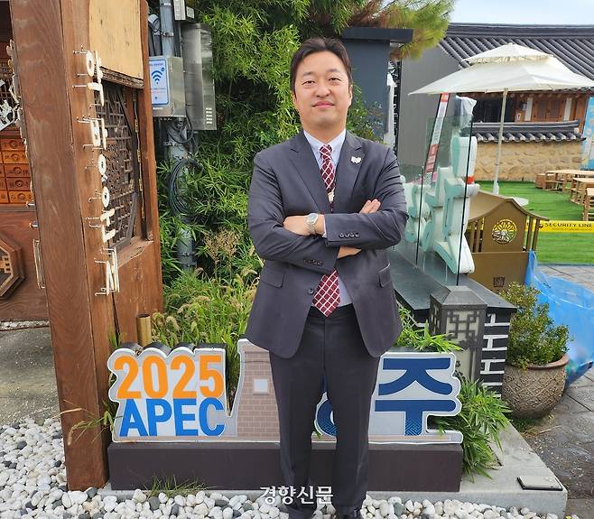 이병희 황리단길상인연합회장이 지난 31일 경북 경주시 황남동 황리단길에서 포즈를 취하고 있다. 강정의 기자