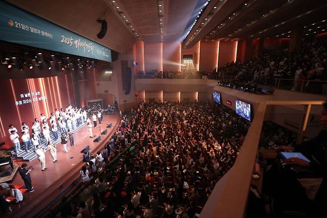 2025 다니엘기도회 참가자들이 1일 서울 강동구 오륜교회에서 찬양하고 있다. 다니엘기도회 제공