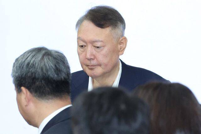 윤석열 전 대통령이 9월 26일 서울 서초구 서울중앙지법에서 열린 특수공무집행방해, 직권남용 권리행사방해 등 혐의 사건 1차 공판에 출석하고 있다. 연합뉴스