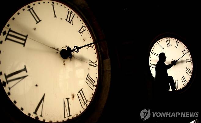 미국 서머타임 해제 후 시간 변경. AP 연합뉴스