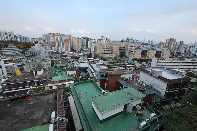 10·15 부동산대책 이후 재건축 아파트 투자가 까다로워지자 재개발 빌라로 수요가 몰리고 있다. 사진은 웃돈 10억원가량이 붙은 서울 성동구 금호21구역의 모습. 김재훈 기자