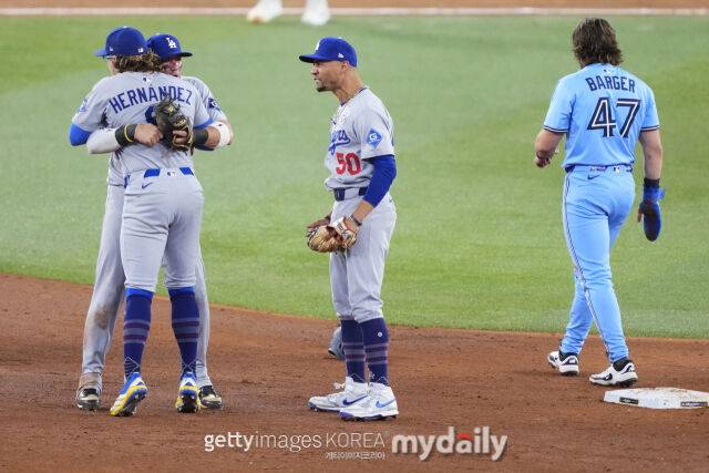 LA 다저스 키케 에르난데스가 좋은 송구로 더블 아웃을 잡고 기뻐하고 있다./게티이미지코리아