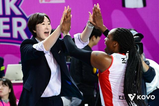 페퍼저축은행 장소연 감독과 조이./KOVO