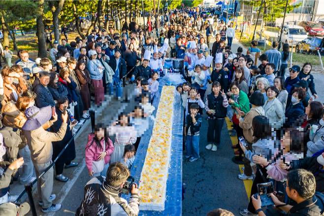 강릉커피축제에서 펼쳐진 대형 케이크 퍼포먼스. 강릉시 제공
