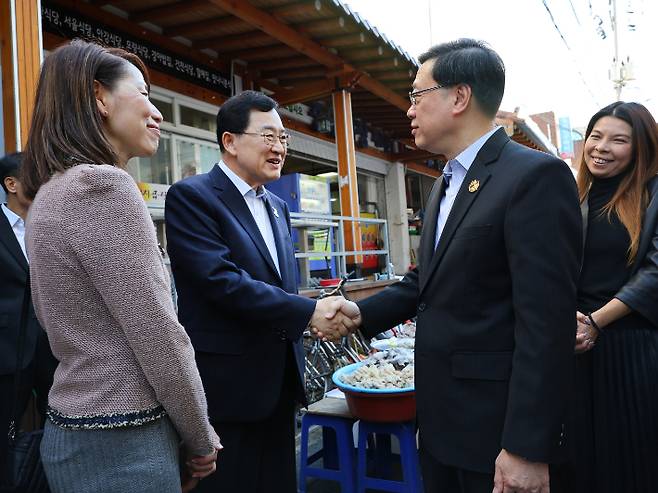 홍콩 존 리 행정수반이 2일 경주 중앙시장을 방문해 주낙영 경주시장과 인사를 나누고 있다. 경주시 제공