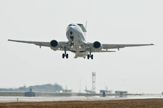 공군 E-737 공중조기경보통제기가 활주로에 접근하고 있다. 세계일보 자료사진
