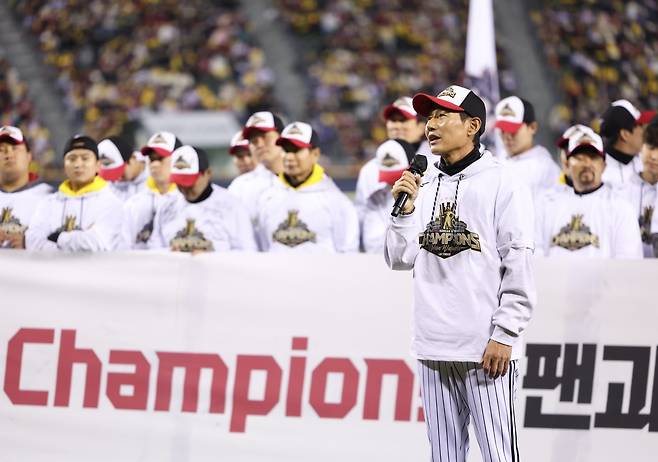 LG 염경엽 감독이 1일 잠실구장에서 열린 ‘한국시리즈 통합우승 IN 잠실’ 행사에서 팬들에게 인사말을 하고 있다. 염 감독은 2023년부터 LG를 이끌면서 3년 연속 가을무대 진출에 성공했다. 2023년과 2025년에는 모두 통합우승을 달성했다. 사령탑 최고 대우를 사실 상 예약한 상황이다. 잠실|뉴시스