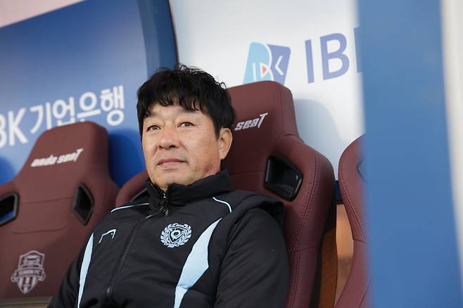 김병수 대구 감독이 2일 K리그1 수원FC 원정경기 도중 그라운드를 응시하고 있다. 사진제공|한국프로축구연맹