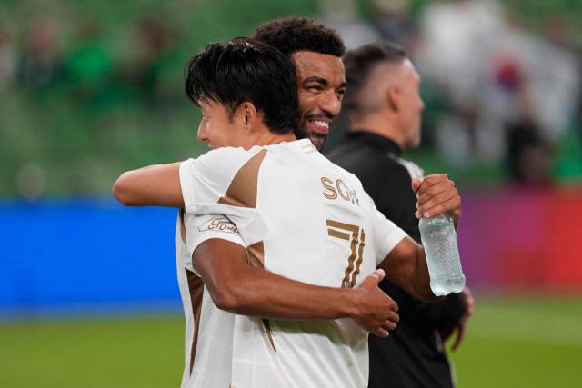 LAFC의 손흥민이 3일 미국 텍사스주 오스틴에서 열린 2025 MLS컵 PO 1라운드 오스틴과의 2차전이 끝난 뒤 동료 티모시 틸만과 승리한 기쁨을 나누고 있다. 연합뉴스