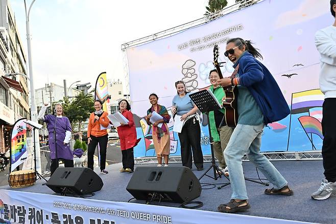 제주퀴어프라이드 조직위원회는 지난 1일 제주시 동문로터리 일대에서 '돌, 바람, 퀴어 : 돌 같은 저항으로 바람 같은 연대로'를 주제로 퀴어프리이드를 개최했다고 3일 밝혔다.