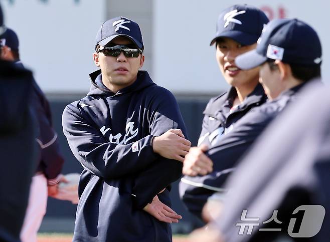 야구 국가대표팀 김영웅(왼쪽)이 2일 오후 경기 고양시 국가대표 야구훈련장에서 열린 첫 소집훈련에서 동료들과 대화하고 있다. 류지현 감독이 이끄는 대표팀은 오는 8,9일 체코에 이어 15,16일에 일본과의 평가전 경기를 치를 예정이다. 2025.11.2/뉴스1 ⓒ News1 구윤성 기자
