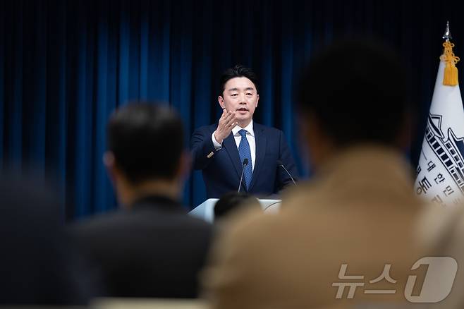 강훈식 대통령 비서실장이 3일 서울 용산 대통령실 청사에서 현안 관련 브리핑을 마친 후 취재진 질문을 받고 있다. 2025.11.3/뉴스1 ⓒ News1 이재명 기자