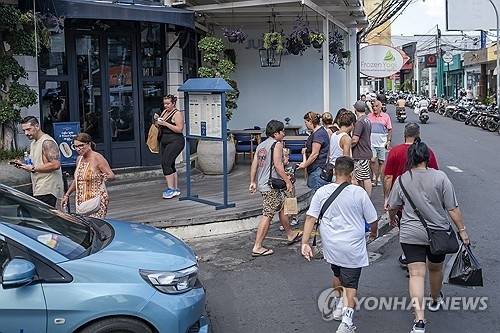 인도네시아 발리 쇼핑가를 걷고 있는 외국인 관광객들. EPA 연합뉴스 자료사진