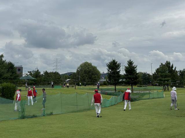 9월 4일 인천 연수구 선학파크골프장에서 이용객이 파크골프를 치고 있다. 이환직 기자