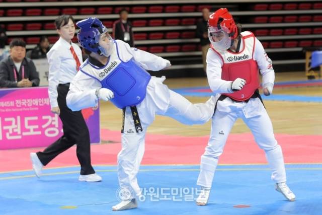 ▲ 춘천시장애인체육회 이동호(왼쪽)와 엄재천이 지난 2일 부산 스포원파크금정실내체육관에서 열린 제45회 전국장애인체육대회 태권도 남자 겨루기 -63㎏ 결승에서 맞대결을 치르고 있다. 한규빈 기자
