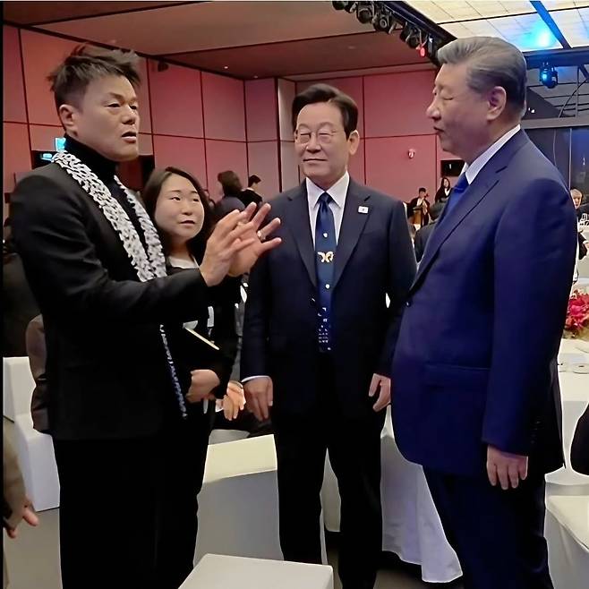 박진영 대통령 직속 대중문화교류위원회 공동위원장이 1일 한중 정상회담에서 이재명 대통령(가운데), 시진핑 중국 국가주석과 대화하는 모습. /박진영 SNS 캡처