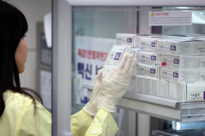 독감 인플루엔자 예방접종을 앞둔 지난 9월16일 오전 광주 북구보건소에서 직원들이 백신 수량을 확인하고 있다. /사진=연합뉴스