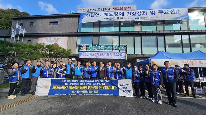 한국과 일본의 국제로타리 회원들과 한국전립선배뇨관리협회 소속 전문의 등 100여 명이 지난 1일 강원도 홍천군보건소에서 의료봉사를 진행했다. 국제로타리 3650지구