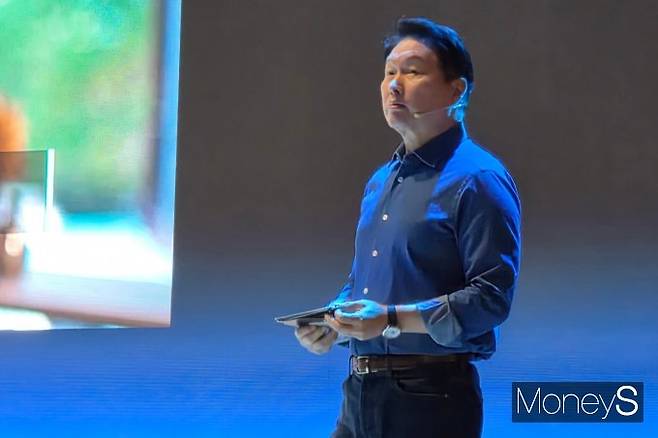 최태원 SK그룹 회장은 폭발적으로 증가하는 메모리 수요에 대응하기 위한 세가지 해법을 제시하며 "SK는 가장 효율적인 AI 솔루션 제공 기업으로 도약하겠다"고 포부를 밝혔다.사진은 서울 강남구 코엑스에서 열린 'SK 인공지능(AI) 서밋 2025' 개막 기조연설을 진행 중인 최태원 SK그룹 회장의 모습. /사진=김성아 기자