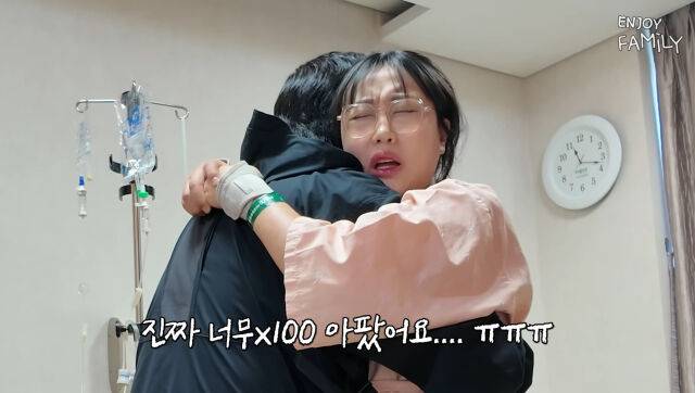 임라라가 아이를 보기 위해 몸을 일으키는 연습을 하고 있다. / 유튜브 '엔조이커플enjoycouple' 화면 캡처