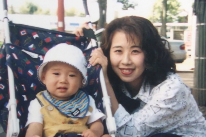 1999년 11월 13일 일본 아이치현 나고야시의 한 아파트에서 살해된 나미코(당시 32세). 나미코의 시신 근처에는 두 살짜리 아들 고헤이(사진 왼쪽)가 있었다. 니혼TV 캡처