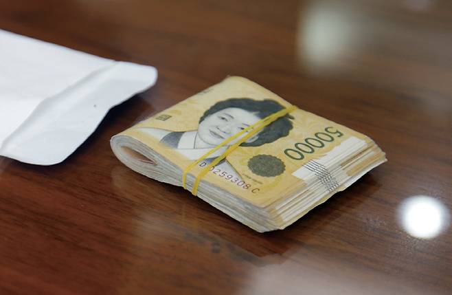 5급 공무원 승진 교육 여비에 포함되는 숙박비가 규정을 위반해 지급됐다는 지적이 나오자 부산의 지자체가 환수에 속도를 내고 있다. 사진은 기사 내용과 관련 없음 ⓒ연합뉴스