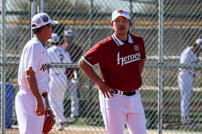 정찬헌 코치(오른쪽)는 2026시즌 키움의 2군 투수코치로 합류한다. 구단은 그의 코칭 능력을 높게 평가하고 있다. 사진제공|키움 히어로즈