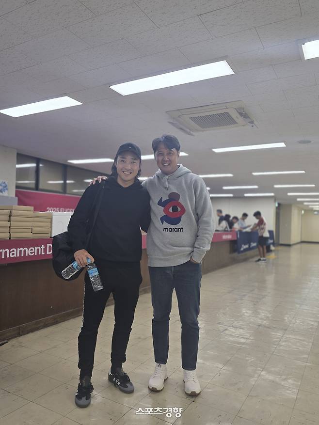 임규태 유진투자증권 서울오픈 챌린저 토너먼트 디렉터(오른쪽)가 일본대표팀 소에다 고 감독과 기념 사진을 찍고 있다. 본인 제공