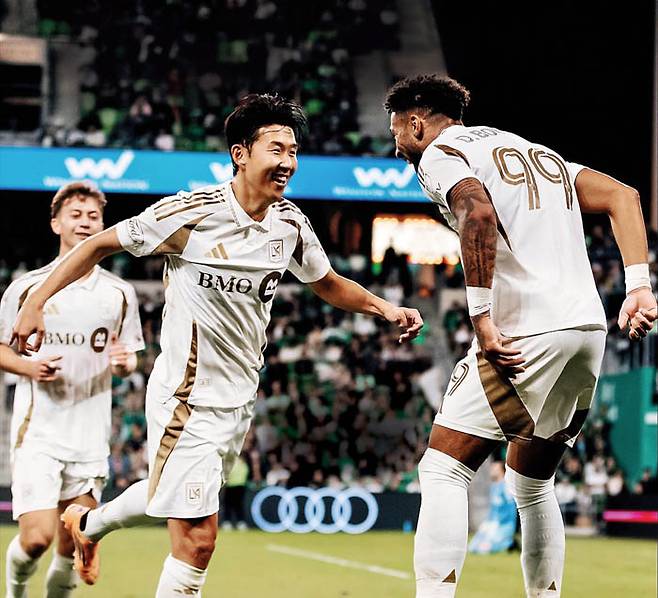 LAFC 손흥민(왼쪽)이 3일 미국 텍사스주 오스틴의 Q2 스타디움에서 열린 2025 메이저리그사커 플레이오프 서부 콘퍼런스 1라운드 2차전 원정 경기에서 활짝 웃으면 골을 넣은 드니 부앙가에게 달려가고 있다. LAFC 페이스북 캡처