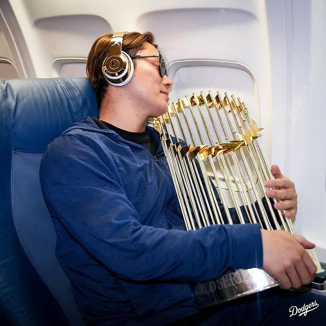 ▲ 야마모토 요시노부가 월드시리즈 트로피를 끌어안은 채 눈을 감고 있다. ⓒLA 다저스 공식 SNS