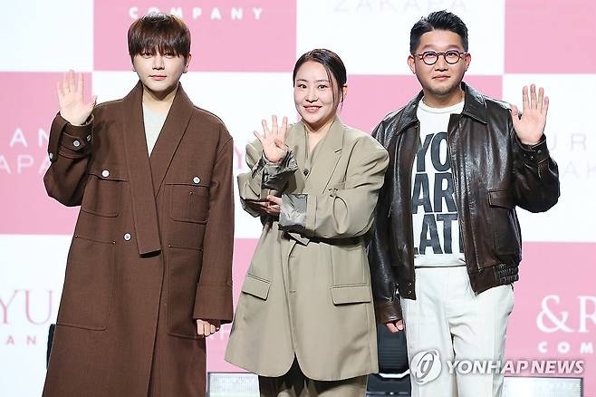 신곡으로 돌아온 어반자카파 (서울=연합뉴스) 진연수 기자 = 그룹 어반자카파가 3일 오후 서울 강남구 일지아트홀에서 열린 새 미니앨범 '스테이(STAY)' 발매 기념 음악감상회에서 포즈를 취하고 있다. 2025.11.3 jin90@yna.co.kr