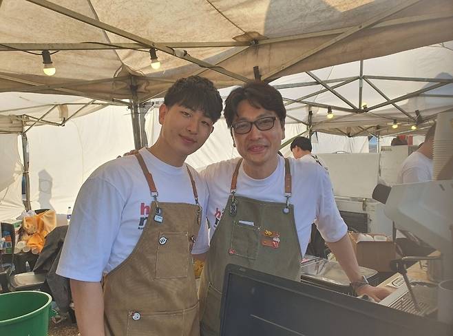 '한인 문화의 날' 행사에 참여한 한인 부자 (부에노스아이레스=연합뉴스) 김선정 통신원 = 아르헨티나의 수도 부에노스아이레스의 팔레르모 공원에서 2025년 한인 문화 행사 '하루 페스트가'가 2일(현지시간) 개최됐다. 이번 행사에 참여한 장이영(49)씨가 아들 장알레한드로(19) 학생과 포즈를 취하고 있다. 2025.11.3 sunniek8@yna.co.kr