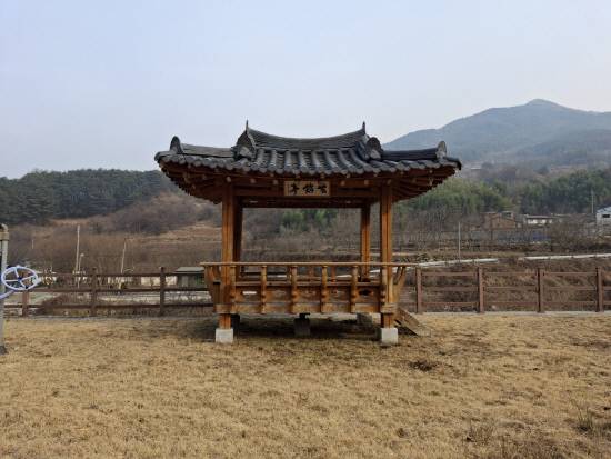 내은적암 추정터에서 남쪽으로 1㎞ 쯤 떨어진 곳에 외마마을에 있는 운학정이 복원돼 있다.