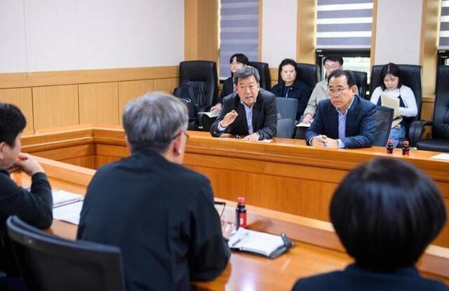 오는 12월 울릉도가 고립 섬 위기에 놓이자 최근 남한권 울릉군수와 이상식 울릉군의회 의장이 포항지방해양수산청을 찾아 대책 마련을 촉구하고 있다. 울릉군 제공