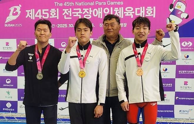 전국장애인체육대회 남자 자유형 100m S10에서 금메달을 딴 오현수(앞줄 왼쪽에서 두번째)와 동메달을 딴 윤주현(앞줄 왼쪽에서 세번째)