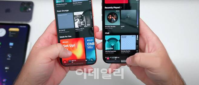 아이폰 iOS 26.1 업데이트로 변경된 리퀴드 글래스 기능을 시연하고 있다.(사진=유튜브 zollotech 갈무리)