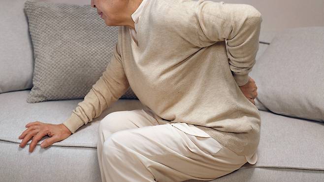 장시간 앉아 있는 생활 습관도 꼬리뼈 통증의 원인이 될 수 있다|출처: 클립아트코리아