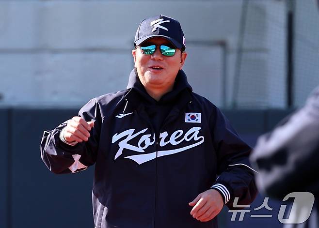 야구 국가대표팀 류지현 감독이 3일 오후 경기 고양시 국가대표 야구훈련장에서 선수들의 훈련을 지켜보고 있다. 대표팀은 오는 8,9일 체코에 이어 15,16일에 일본과 평가전 경기를 치를 예정이다. 2025.11.3/뉴스1 ⓒ News1 구윤성 기자