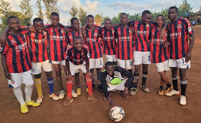 수원FC가 르완다 청소년들에게 축구용품을 전달했다.(수원FC 제공)