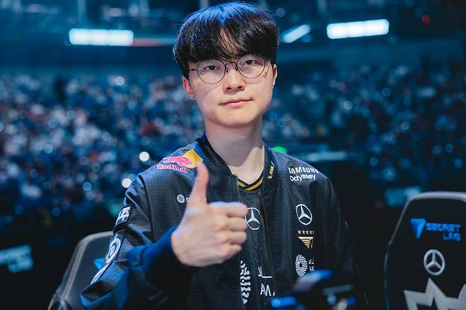 T1 ‘페이커’ 이상혁이 2일(한국시간) 중국 상하이 메르세데스-벤츠 아레나에서 열린 ‘2025 LoL 월드 챔피언십(롤드컵)’ 4강 TES전 승리 후 포즈를 취하고 있다. 사진 | 라이엇 게임즈