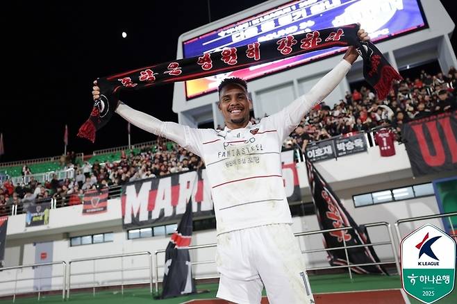 포항 주닝요가 김천전에서 승리한 뒤 세리머니를 펼치고 있다. 사진 | 한국프로축구연맹