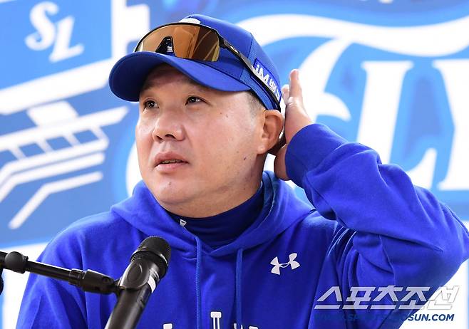 22일 대구 삼성라이온즈파크에서 열리는 삼성과 한화의 PO 4차전. 인터뷰 하고 있는 삼성 박진만 감독. 대구=송정헌 기자songs@sportschosun.com/2025.10.22/
