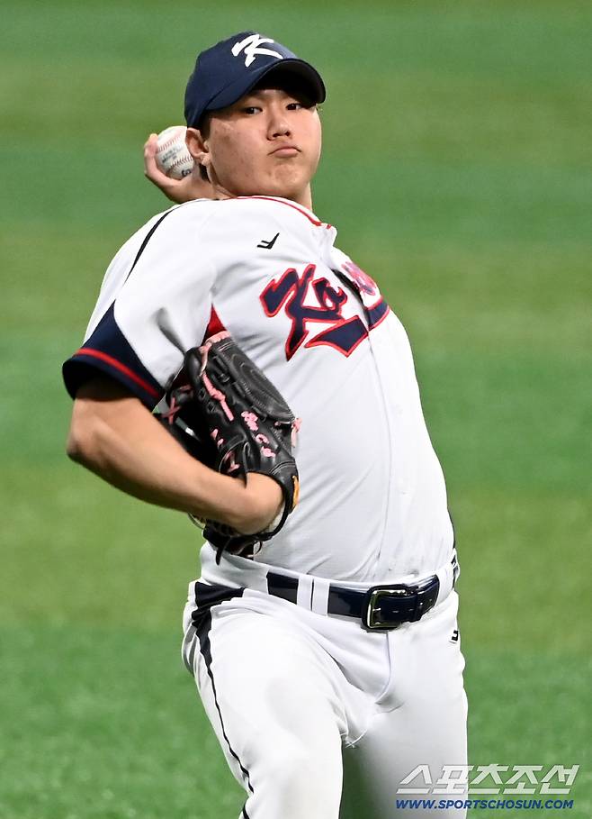 대한민국 야구대표팀이 4일 고척스카이돔에서 훈련을 가졌다. 배찬승이 캐치볼을 하고 있다. 고척=허상욱 기자wook@sportschosun.com/2025.11.04/