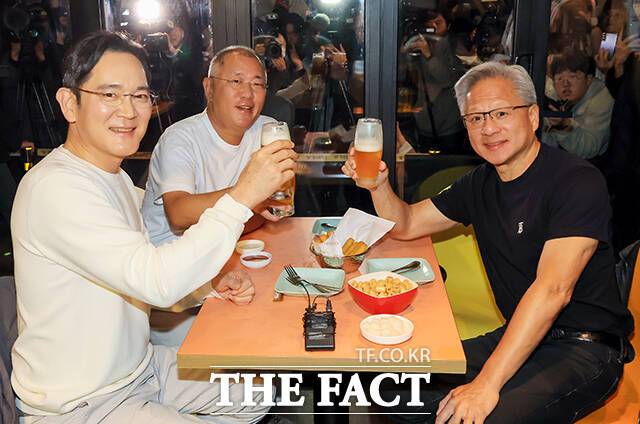 이재용 삼성전자 회장과 정의선 현대차그룹 회장, 젠슨 황 엔비디아 최고경영자(왼쪽부터)가 지난달 30일 오후 서울 강남구 삼성역 인근 깐부치킨 매장에서 치킨 회동을 하고 있다. /서예원 기자