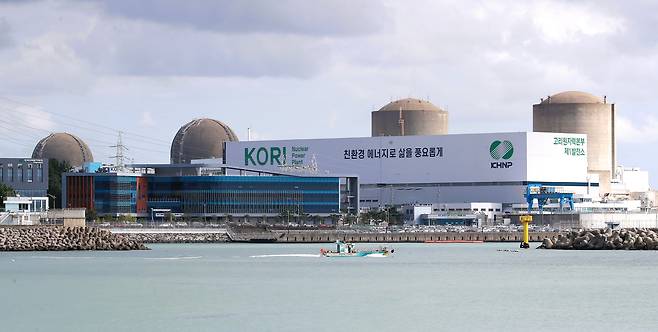 지난 달 23일 오후 부산 기장군 한 마을에서 본 고리 원전 (오른쪽부터)1,2,3,4호기의 모습./김동환 기자