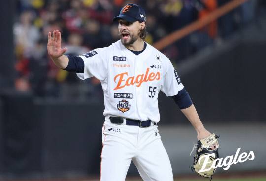 지난달 30일 대전 한화생명볼파크에서 열린 2025 신한 SOL뱅크 KBO 한국시리즈 4차전 한화 이글스와 LG 트윈스 경기에서 8회 초 라이언 와이스가 강판 거부 의사를 밝히고 있다. 한화 이글스 제공