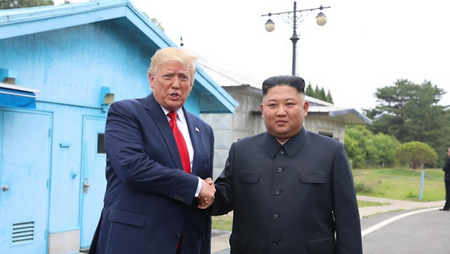 2019년 6월 30일 판문점에서 도널드 트럼프(왼쪽) 미국 대통령과 김정은 북한 국무위원장이 만나 악수하고 있다. ⓒAP/연합뉴스
