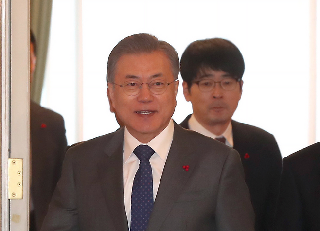 문재인 전 대통령과 전 청와대 의전비서관 탁현민 목포대 특임교수. 청와대사진기자단