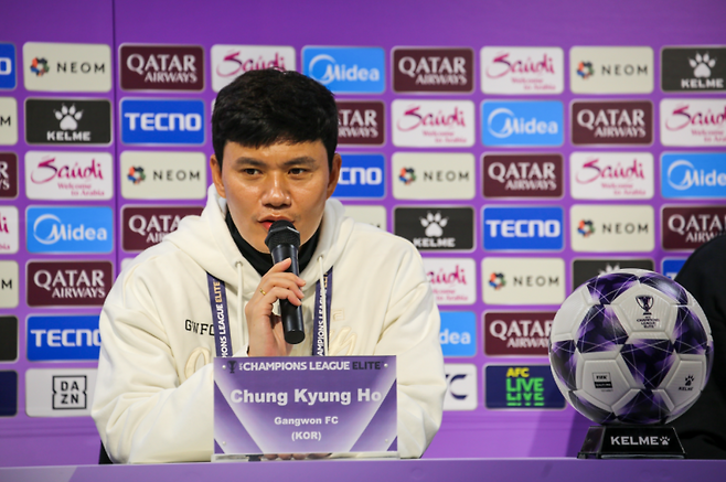 3일 히로시마 사커 스타디움에서 열린 히로시마 산프레체와의 2025~26 ACLE 리그스테이지 4차전 대비 기자회견에 참석한 정경호 강원 감독. 사진=프로축구연맹