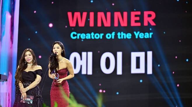 지난 10월 25일 서울 성북구 고려대학교 화정체육관에서 열린 '틱톡 어워즈 2025'에서 올해의 크리에이터상을 수상한 에이미가 수상 소감을 전하고 있다. 사진=틱톡